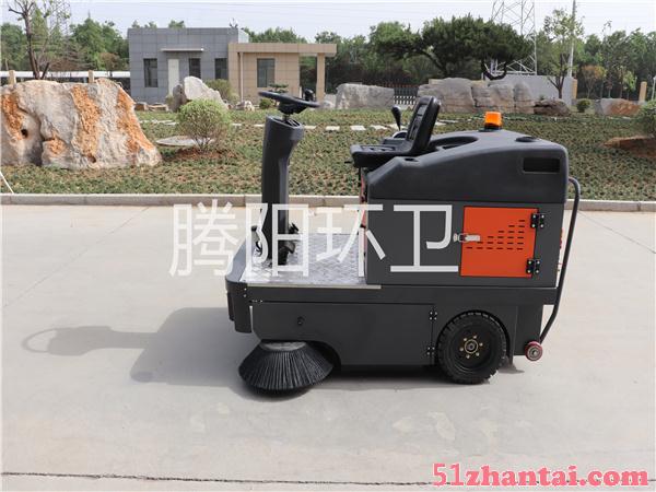 山东腾阳环卫TY-1400型电动驾驶式扫地车-图1